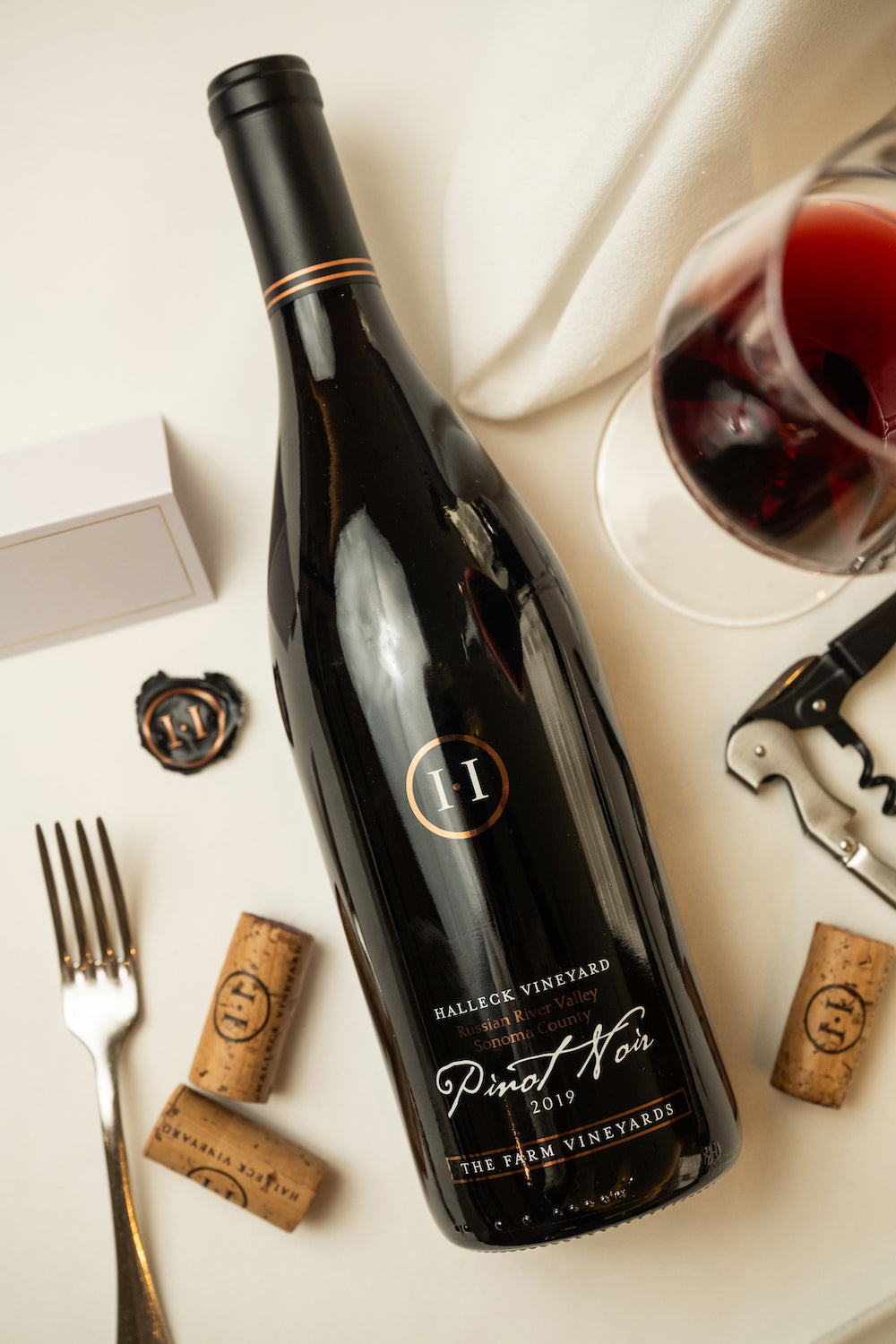 アンナニコル バズリーホッバーズ Pinot Noir Russian River The Farm Vineyard, 2019 – Halleck Vineyard
